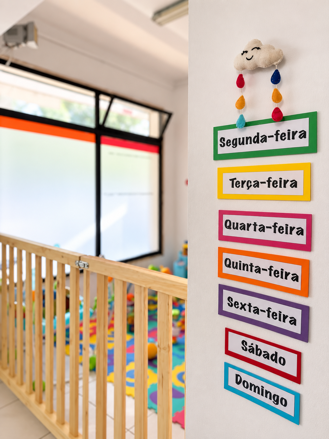 Home corredor de creche com dias coloridos